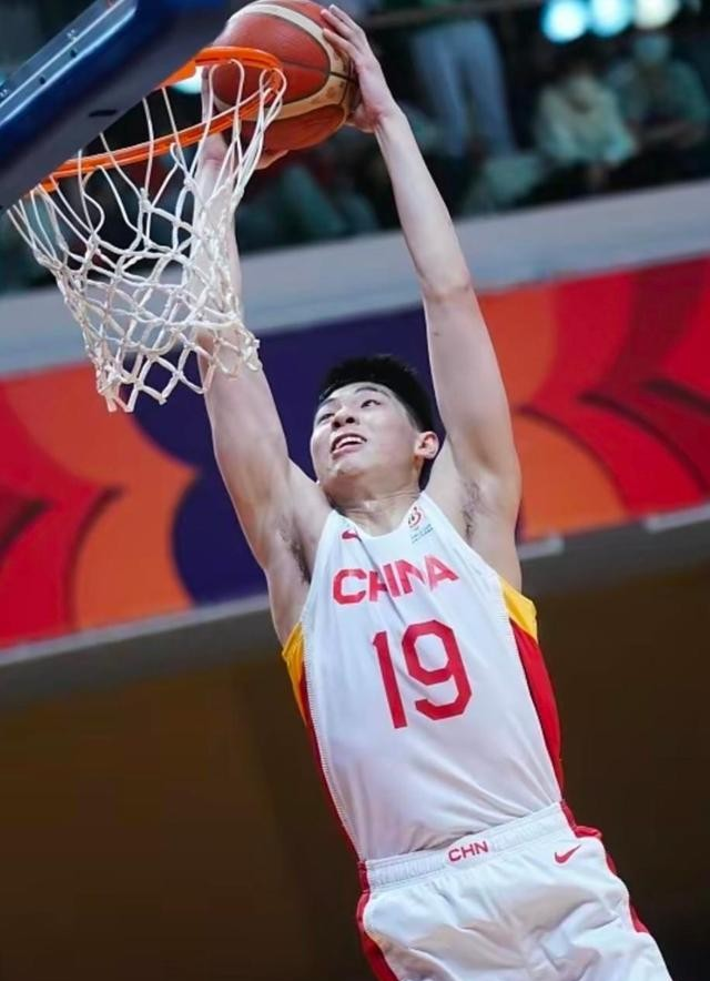 关于关键时刻山东男篮调整名单以备社区盾；外线爆发环节打磨；气氛紧张；赛季目标并未改变的信息