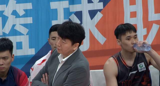 关于关键时刻山东男篮调整名单以备社区盾；外线爆发环节打磨；气氛紧张；赛季目标并未改变的信息